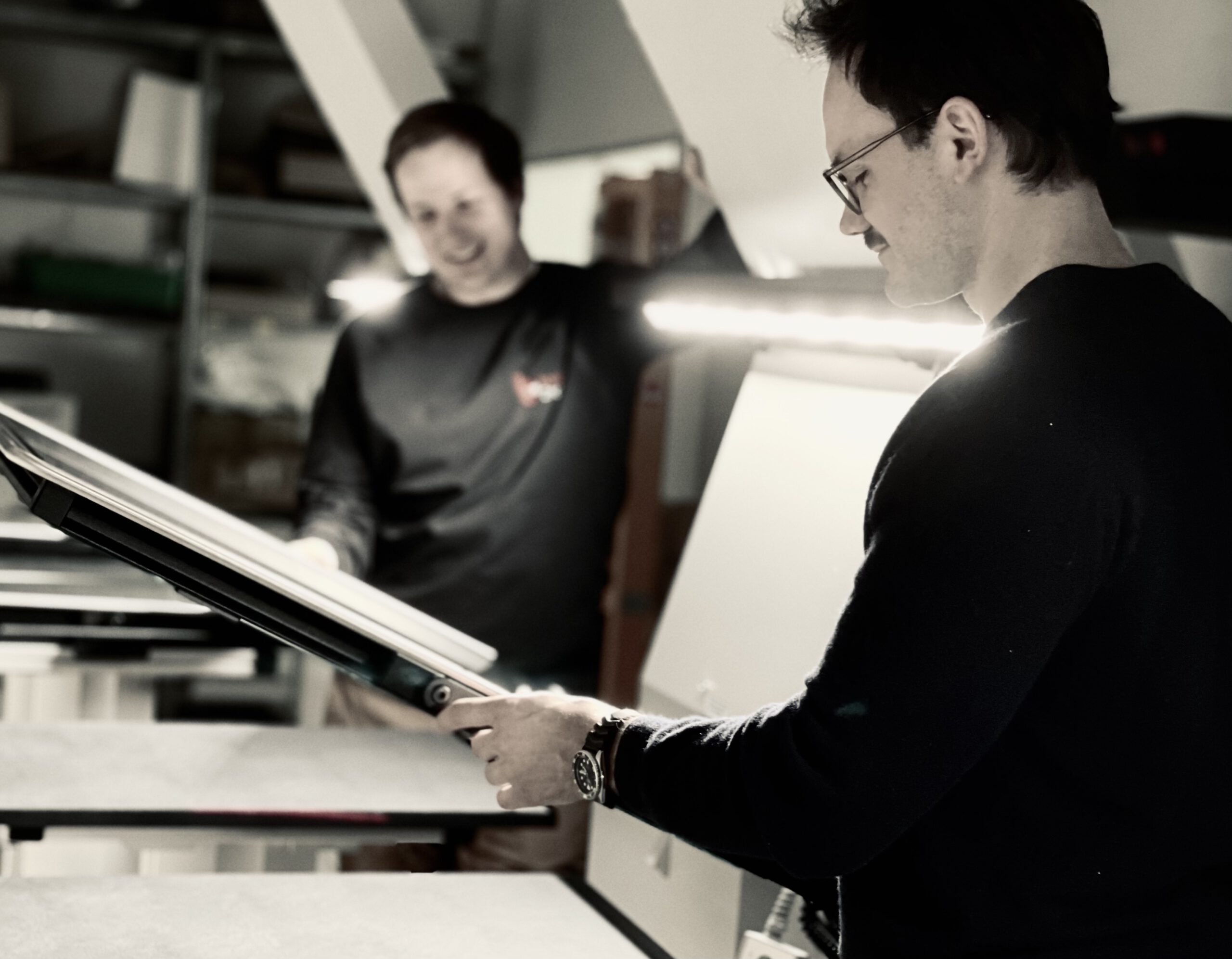 MICROBOX Mitarbeiter in der Produktion