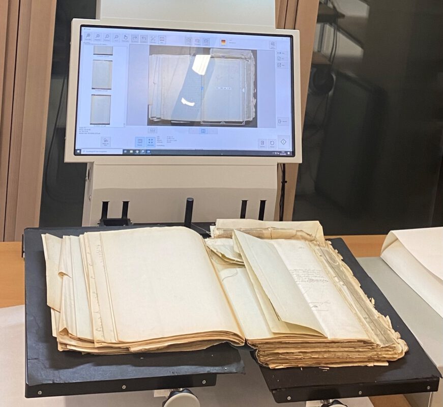Digitalisierung von Archivgut mit dem book2net Profi im Historischen Archiv der Stadt Köln