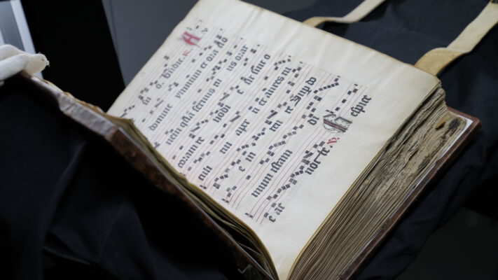 Digitalisierung des Chorbuches der Karmeliter aus dem Dommuseum Mainz (Signatur B 330 C, CC0). Foto/©: D.Ghemires