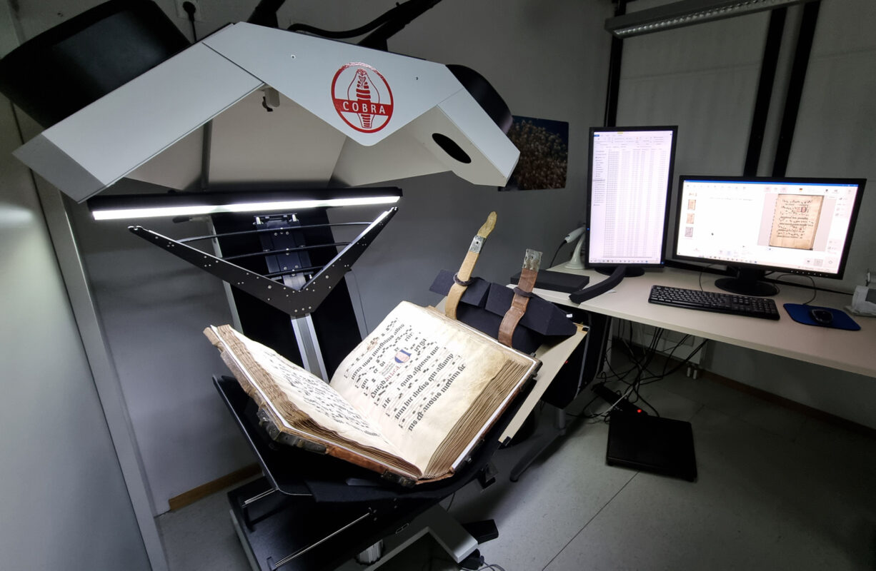 book2net COBRA A1 as part of a digitization station at Mainz University Library, where the scans are checked and post-processed. Photo/©: Larissa Arlt / Mainz University Library